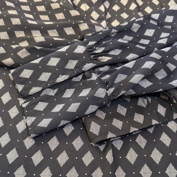 Banana Republic Volume Sleeve Geometric-Print Long-Sleeve Blouse Midnight Blue - Picture 10 of 10